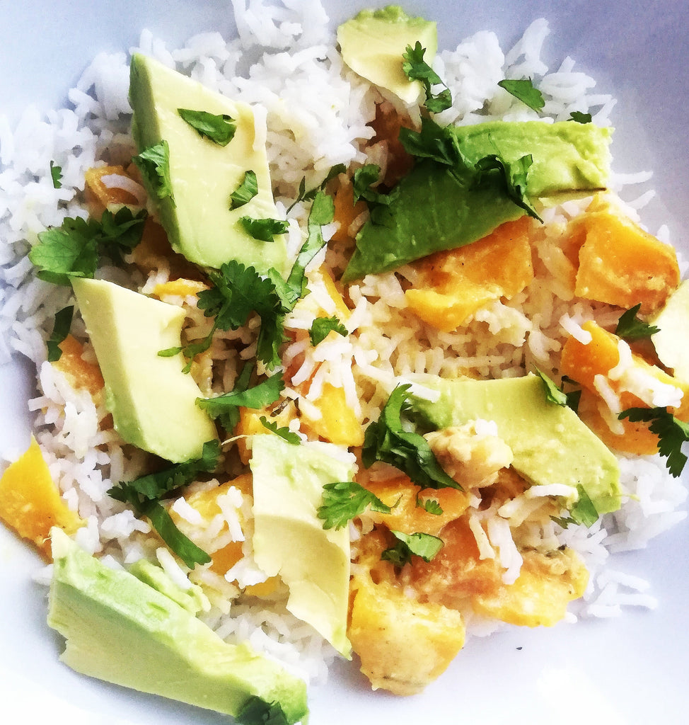 Curry vegano de mango y aguacate con basmati